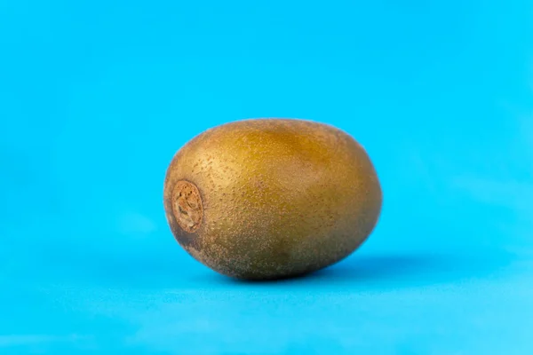 Bild von reifen frischen Kiwi auf blauem Hintergrund — Stockfoto