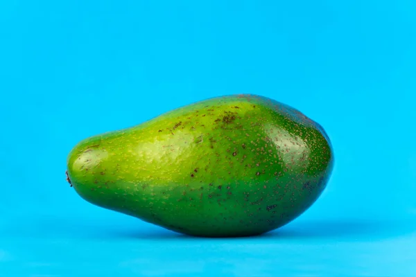 Image d'avocat vert frais mûr sur fond bleu — Photo