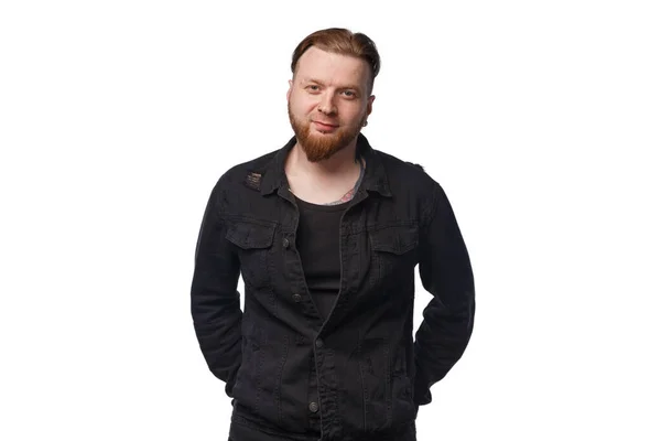 Foto van lachende man met baard in zwart jeans jasje — Stockfoto