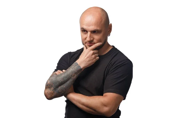Foto des verdutzten Mannes mit Glatze in schwarzem Hemd auf weißem Hintergrund — Stockfoto