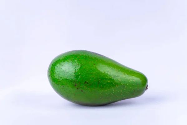 Bild av mogen färsk grön avokado på vit bakgrund — Stockfoto