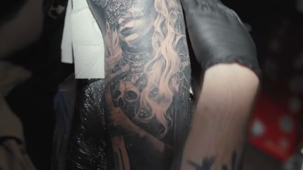 Vídeo de um mestre fazendo uma tatuagem em um ombro de homem — Vídeo de Stock