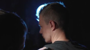 Erkek omzuna dövme yaptıran bir dövmenin videosu.