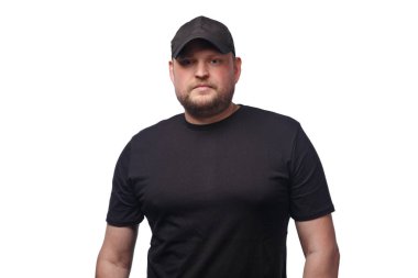 Beyaz arka planda siyah şapkalı adam.