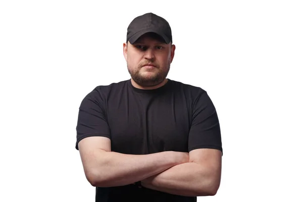 Foto de hombre en gorra negra con los brazos cruzados —  Fotos de Stock