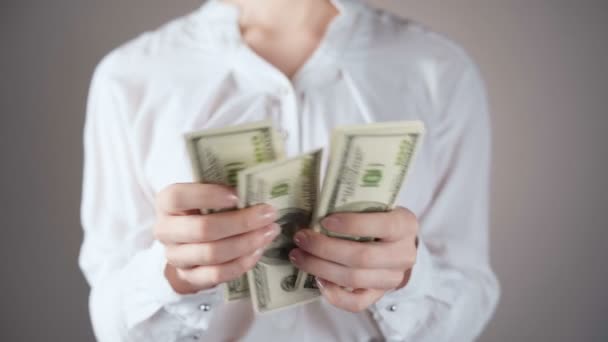 Tiro de mujer de negocios en camisa blanca contando dólares — Vídeo de stock