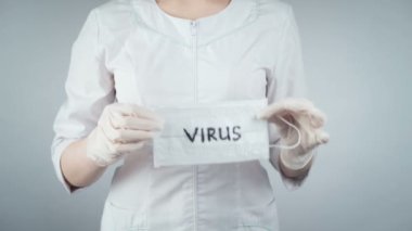 Tıbbi maske takan bir kadın görüntüsü