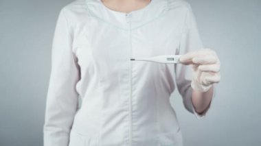 Tıbbi termometreyi tutan doktorun çekimi