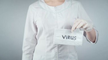 Doktor ve şırınganın aşıyla vurulması