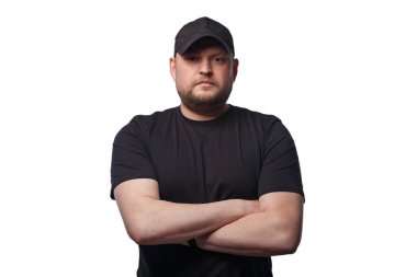 Siyah şapkalı, kolları bağlı bir adam.