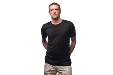 Beyaz arka planda dudağında yara izi olan sarışın adam.