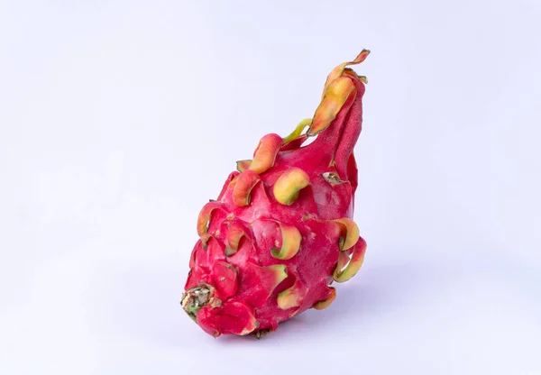 Fruta de dragão fresca madura no fundo branco — Fotografia de Stock