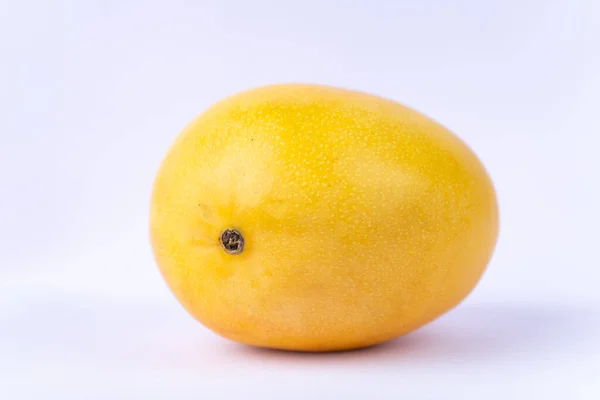 白い背景に熟した黄色のマンゴーの写真 — ストック写真
