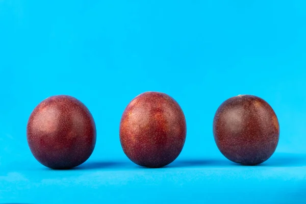 Εικόνα από ώριμα φρέσκα φρούτα του πάθους σε μπλε φόντο — Φωτογραφία Αρχείου