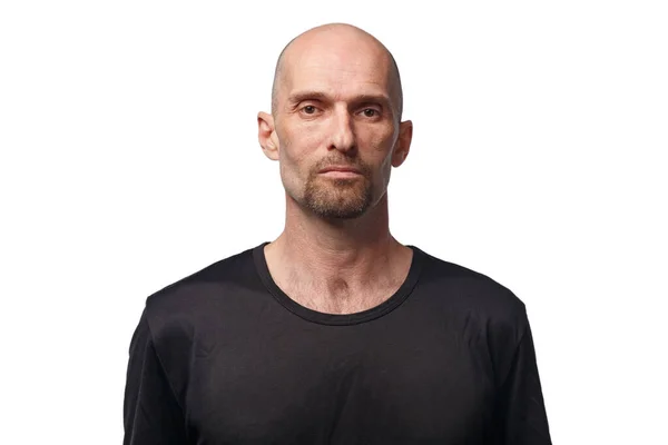 Łysy poważny dorosły mężczyzna w czarnej koszuli na białym tle — Zdjęcie stockowe