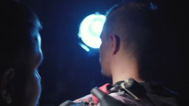 Profesyonel bir adamın omzunda dövme yaptırıyor.