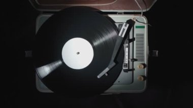 Dönen vinil plaklı eski bir gramofonun videosu