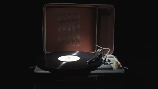 Gramófono retro con un disco giratorio — Vídeo de stock