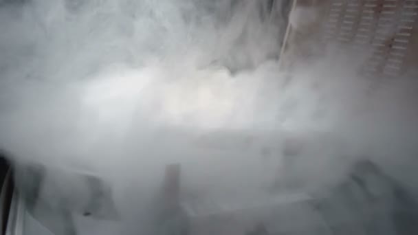 Video de un gramófono retro con un disco y humo — Vídeo de stock