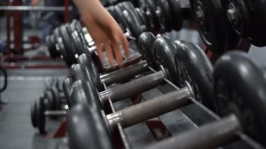 Spor salonundaki dambılların görüntüleri.