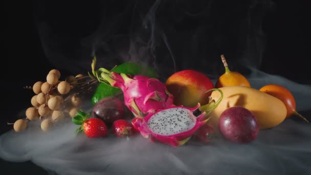 Πλάνα με εξωτικά φρούτα στον λευκό καπνό — Αρχείο Βίντεο
