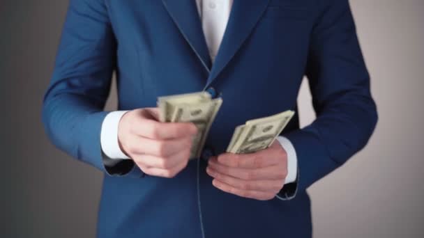 Zastřelení obchodníka v modré bundě počítání dolarů — Stock video