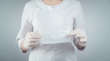 Tıbbi maske takan kadının videosu.