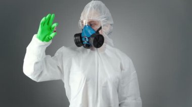 Koruyucu kıyafetli doktor virüs testi yaptırdı.