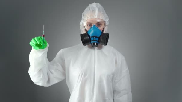 Footage of medical worker in protective suit with vaccine — Stock Video