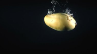 Siyah zeminde suya düşen Vietnamlı mangosu videosu.