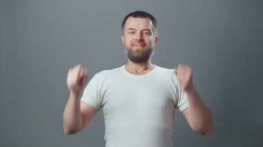 Sakallı bir yetişkinin videosu.