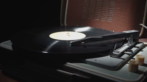 Video of a retro gramophone with a spinning vinyl record — Stock Video