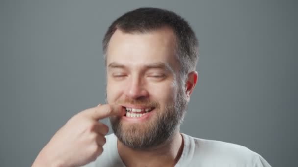 Video of bearded grimacing man — Stock Video