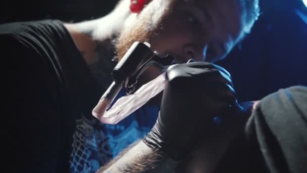 Tatuagem mestre fazendo uma tatuagem em um ombro de homem — Vídeo de Stock