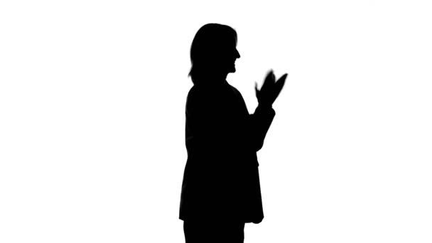 Beelden van vrouwen silhouet in pak jas met applaus — Stockvideo