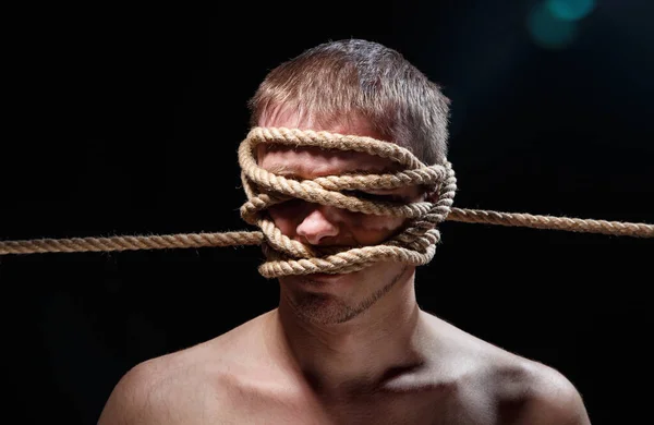 Porträtt av bunden skrämmande man med rep i ansiktet — Stockfoto