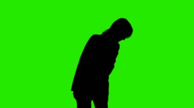 Yeşil arka planda takım elbiseli kadın siluetini gösteren bir video.