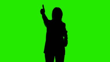 Takım elbiseli kadın silueti, yeşil jestli.