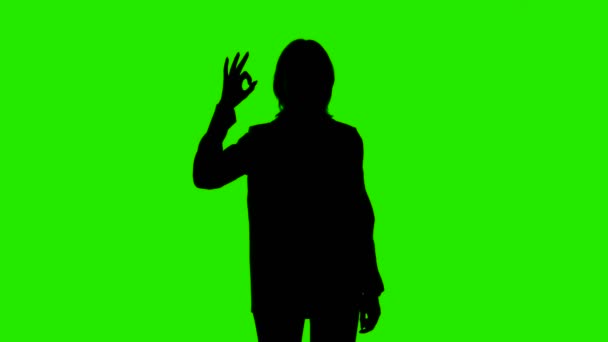 身着西装夹克的女性形象在绿色背景上摆出姿势的视频 — 图库视频影像