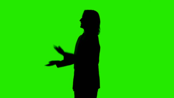 Yeşil arka planda alkış eşliğinde takım elbiseli kadın silueti çekimleri — Stok video