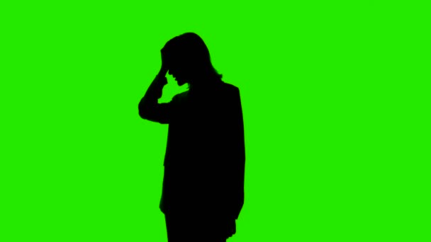 Video van vrouwen silhouet in pak jas met facepalm gebaar op groen — Stockvideo