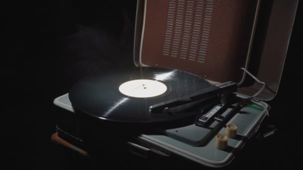 Vidéo d'un vieux gramophone avec un disque tournant et de la fumée — Video