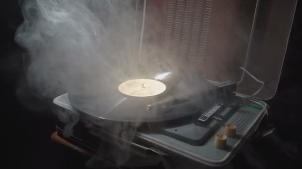 Ретро-граммофон с вращающейся пластинкой и дымом — стоковое видео