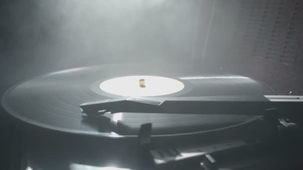 Vieux gramophone avec disque et fumée — Video