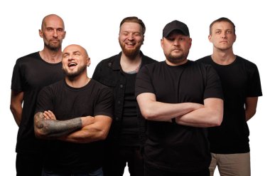 Beyaz arka planda duran bir grup adam.