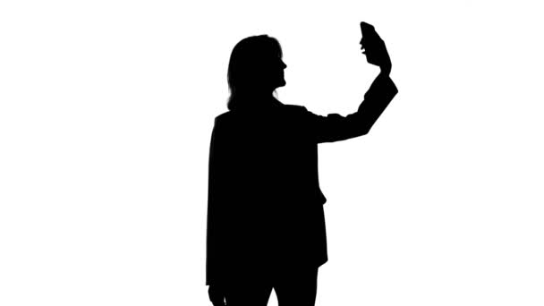 Fotografowanie selfie kobiet sylwetka na izolowanym białym tle — Wideo stockowe