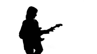 İzole edilmiş beyaz arka planda bas gitarlı kadın silueti çekimleri