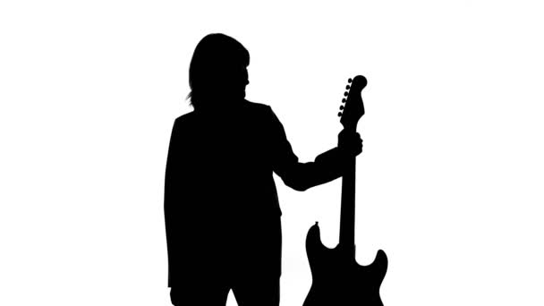 Женский силуэт с бас-гитарой на изолированном белом фоне — стоковое видео