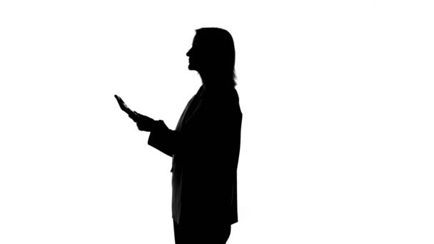 Silhouette donna con calc su sfondo bianco isolato — Video Stock