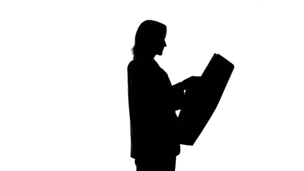 Lezen van krant vrouwen silhouet op geïsoleerde witte achtergrond — Stockvideo
